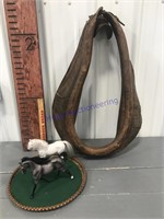 Horse collar, 2 plastic horses