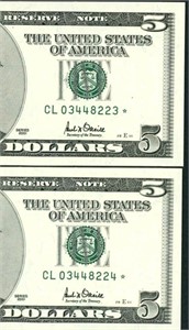 (2 CONS) *STAR* $5 2001 Federal Reserve Note ((CU)