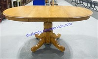 Beautiful Oak Dining Room Table (64 x 42 x 21)