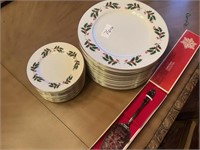 12 Christmas Dinner Plates & Saucers & Pie Server