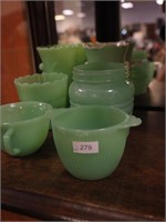 Six pieces of jadeite including vases, pot,