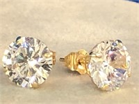 Beautiful 14K stud Earrings with clear stones.
