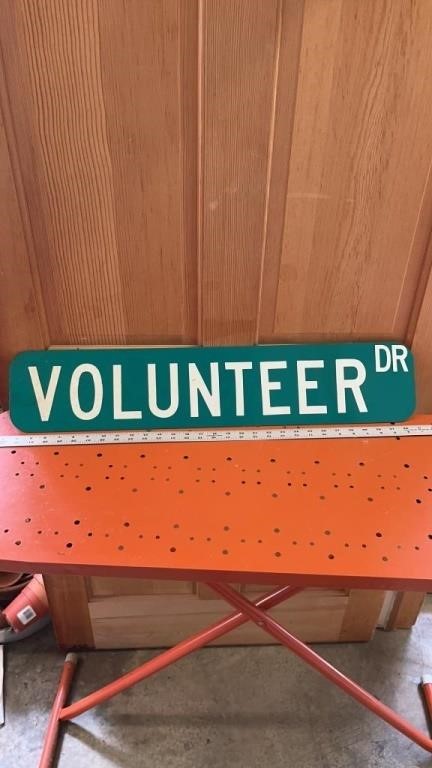 Volunteer Dr 1 sided road sign