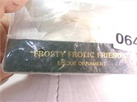 Frosty Frolic Friends  Ornement Bisque