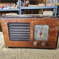 Vintage 1946 Howard Tube Radio