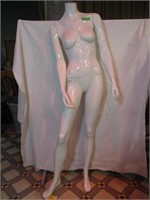 Mannequin femme sur socle de verre
