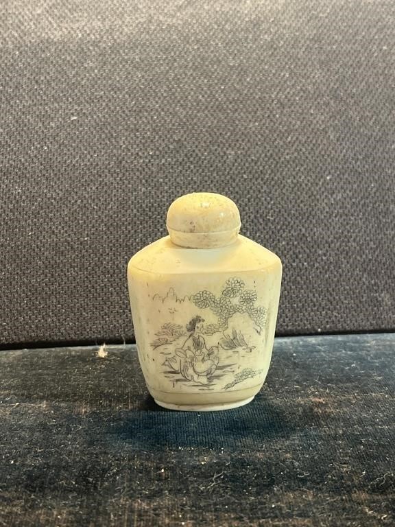 Snuff bottle