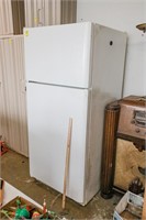 Fridgeaire Refrigerator Freezer, 18.2 cu ft.,