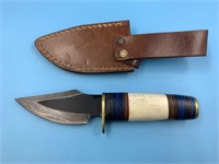 Damascus bladed knife with leather sheath, 8"