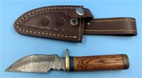 Damascus bladed knife with leather sheath, 8"