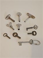 ASSORTED VINTAGE LOT OF OLD KEYS