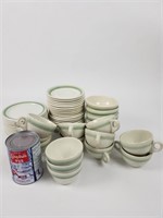 Assiette, tasses, soucoupes, bols en porcelaine