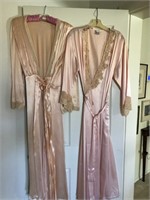E - LOT OF 2 WOMEN'S DRESSING GOWNS (M52)