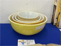 FIVE ASSORTED PYREX MIXING BOWLS