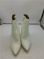 Idifu size 9.5 white boots