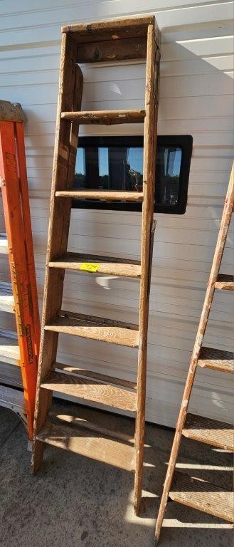 7' WOODEN STEP LADDER