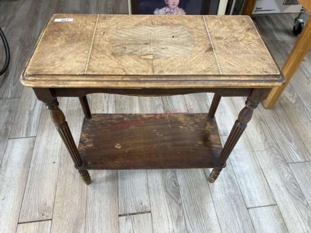 Small antique table (loose leg)