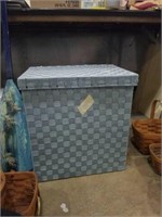 Blue hamper with lid with 2 liners