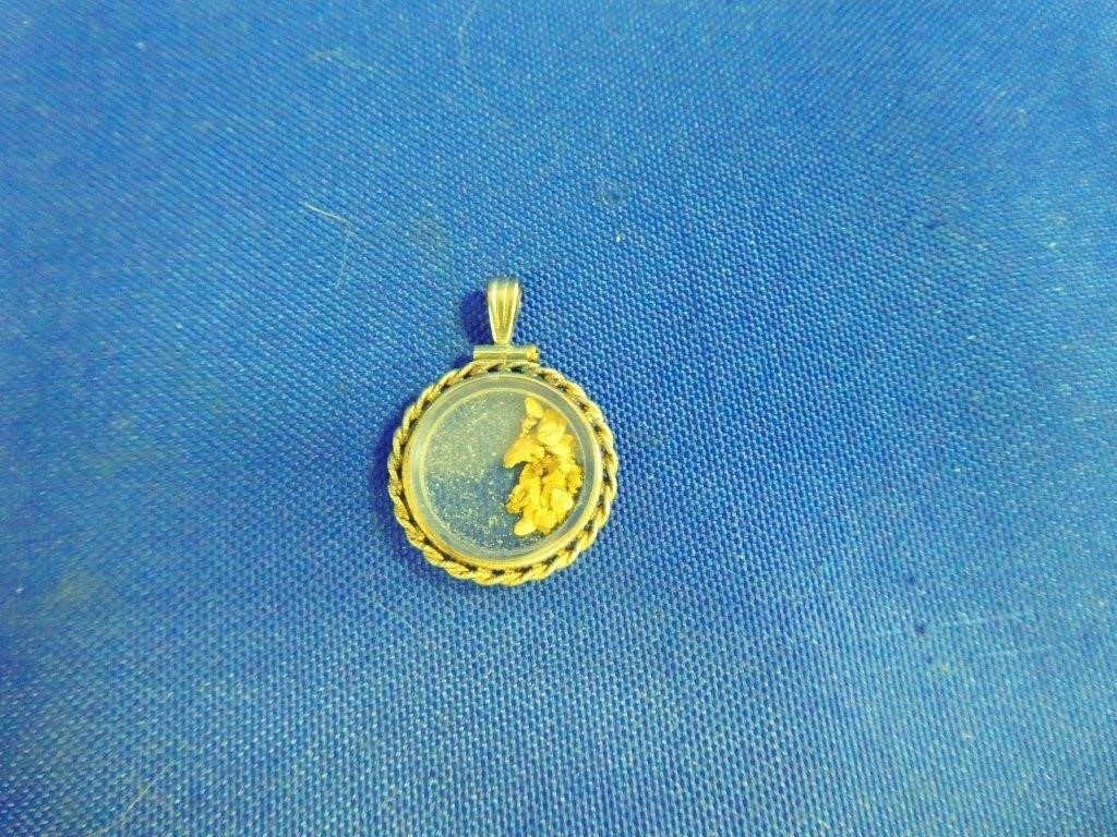 Pendant 0.75" With Gold Flakes
