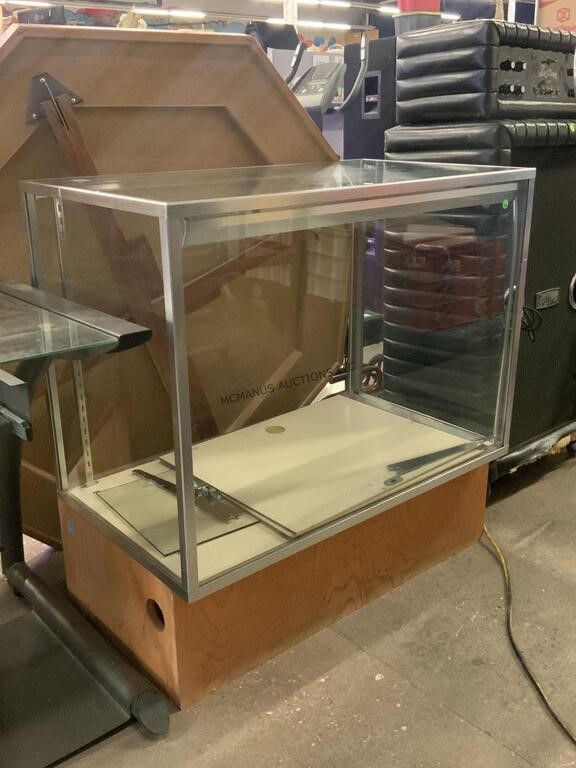 3ft Wide Showcase Display Case with Shelf