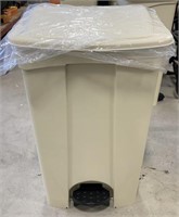 Tall garbage can with step to open and wheels