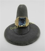 GENTS 10K GOLD RING WITH SYNTHETIC BLUE STONE: