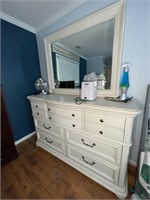 Haverty Furniture Co. dresser with mirror