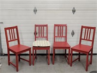 4 RED WOOD CHAIRS WITH 2 CUSHIONS