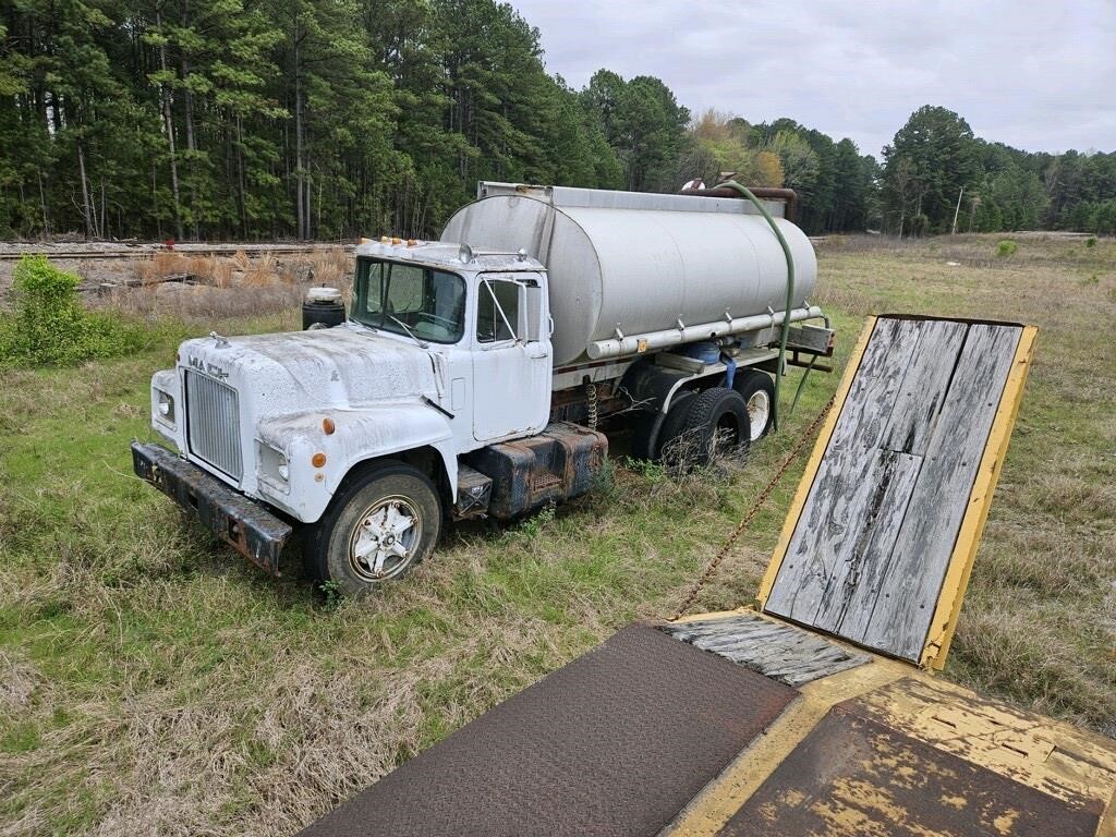 1971 Mack Water Tanker Truck- has title