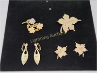 GOLD TONE ENAMEL FLORAL AND LEAF MOTIF JEWELRY