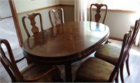 Beautiful Vintage Dinning Table with (6) Chairs &