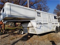 HORSE TRAILER WITH LIVING QUARTERS