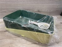 Cat litter box with scoop