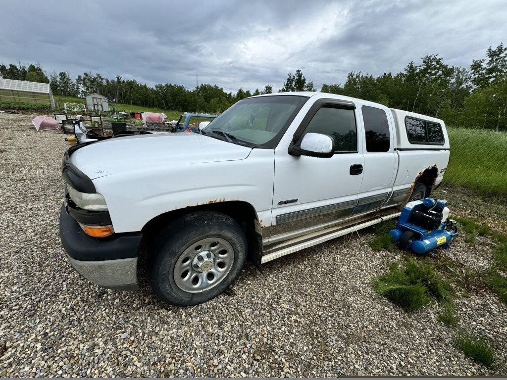 2001 Chevy 2WD 1500 Truck - White