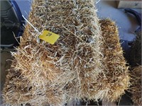 500 small square bales of wheat straw