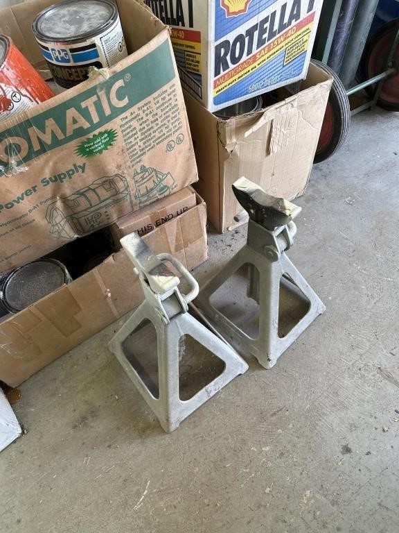 2 Large Jack Stands