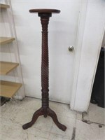 VINTAGE CARVED MAHOGANY CLAW FOOTED BARLEY