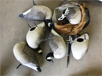 6 plastic goose decoys with bag