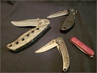 4) pocket knives