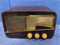 Old General Electric radio (model 218)