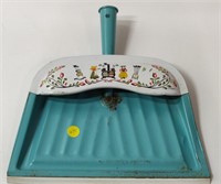 VINTAGE DUTCH DUST PAN