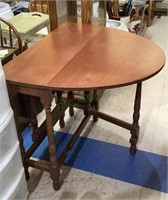 Vintage mahogany wood oval gate leg table opens