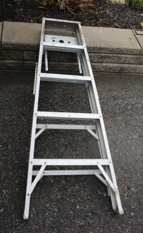 5' aluminum ladder with paint tray
