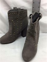 F13) LARGE WOMENS SIZE 8/9 BOOTS WITH A HEEL