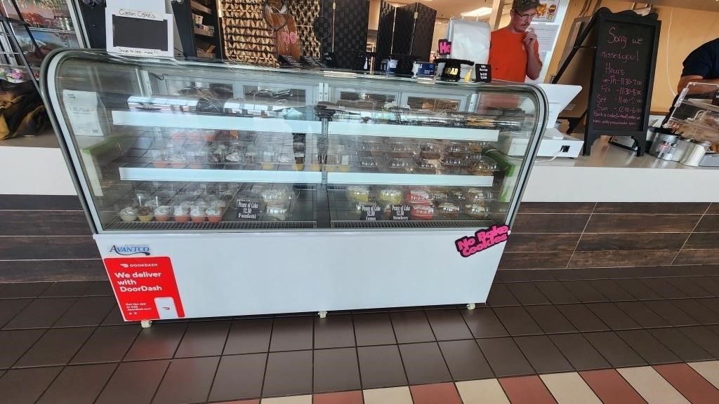 Refrigerated Display Case Avantco