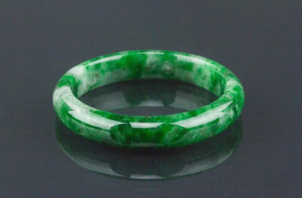 FINE JADE BANGLES, COLLECTIBLES & ASIAN ART