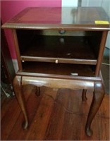 QUEEN ANNE STYLE SIDE TABLE AND 2 PICTURE FRAMES