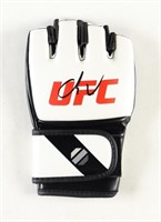 Marlon "Chito" Vera Signed UFC Glove (Beckett)Ma