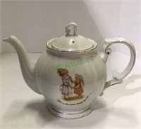 Porcelain tea pot measuring 7 inches
