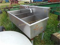 3 COMPARTMENT STAINLESS STEEL SINK